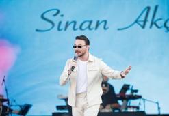 Sinan Akçıl ayağındaki 14 dikişle sahneye çıktı