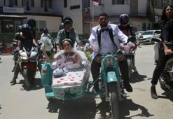Düğünde ezber bozan tercih! Gelin arabası yerine 20 yıllık motosikletle yola çıktılar