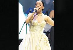 Sezen şarkıları söylendi