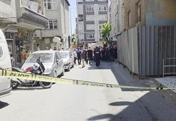 Küçükçekmece'de yıkımı yapılan binada kısmi çökme! Yaralılar var