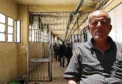 Esad zindanlarında 23 yıl geçiren Türk akılalmaz işkenceyi anlattı! 'Hamam böceği ve kedi eti yedik, 'öldürün bizi' dedik'