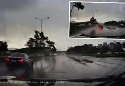 Yağmurda kontrolden çıkan otomobil bariyere çarptı