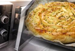 Mikrodalgada 20 dakikada hazır! Çıtır börek için yağlı kağıdı serip 2 yufkayı kapatın