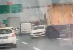Korku dolu anlar... Önüne aldığı otomobili böyle sürükledi!