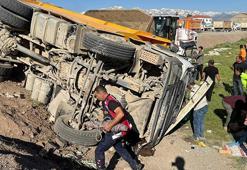 Hakkari'de minibüs ile kamyon çarpıştı! Ölü ve yaralılar var