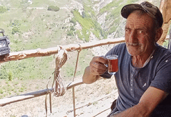 40 yıldır aynı dağda tek başına yaşıyor! Her gece ayı ve kurt nöbeti tutuyor