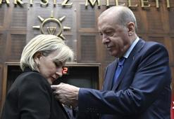 CHP’den istifa eden Nimet Özdemir AK Parti’de! Rozetini Cumhurbaşkanı Erdoğan taktı