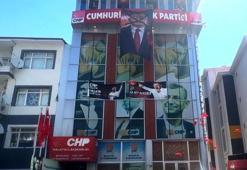 Malatya'da CHP binasında kriz! Kılıçdaroğlu'nun fotoğrafına 'hain' afişi asıldı