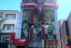 Malatya'da CHP binasında kriz! Kılıçdaroğlu'nun fotoğrafına 'hain' afişi asıldı