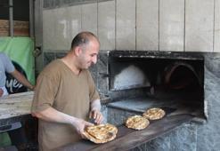 Adana kavruluyor, fırıncılar ateşin önünde ekmek hazırlıyor! 80 derecede çalışıyorlar