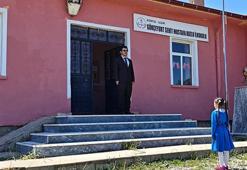 Bu okulun tek öğrencisi var! 3. sınıf öğrencisi İlayda karne aldı: Öğretmenden duygulandıran hediye
