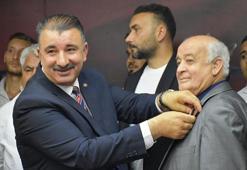 İzmir’de AK Parti’ye yeni üyeler katıldı, rozetler takıldı