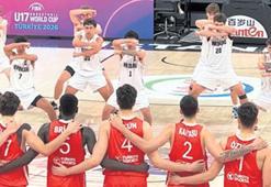 Haka dansına karşı kol kola