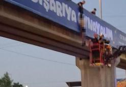 Kocaeli'de dehşete düşüren görüntü! Üst geçitte yarı çıplak halde asılı bulundu