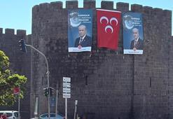 Diyarbakır surlarında Bahçeli'nin dev posteri asıldı: Kardeşlik Kalbimizde, Gelecek Aklımızda