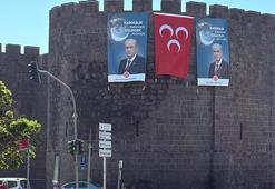 Diyarbakır surlarında Bahçeli'nin dev posteri asıldı: Kardeşlik Kalbimizde, Gelecek Aklımızda