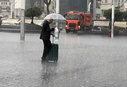 İstanbul'da sağanağa teslim! Yollar göle döndü