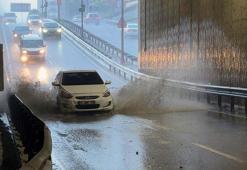 İstanbul'da 'süper hücre' vurdu! Sağanak bastırdı, yollar göle döndü