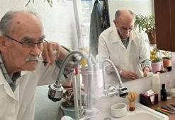 Dükkanına kısa pantolonla gelenler dede oldu: 71 yıldır aynı saatte açarım