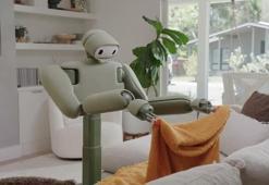 Bu insansı robot çamaşır katlıyor, yatağı topluyor ve evi düzenliyor