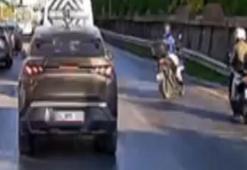 Trafiktekiler yardıma koştu! Emniyet şeridinde...
