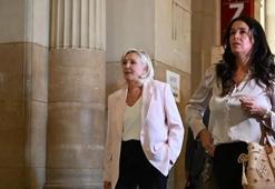 Le Pen'e 15 ay siyasetten men yasağı verildi