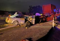 Adana'da otomobilin tıra çarptığı kazada 2 kişi öldü