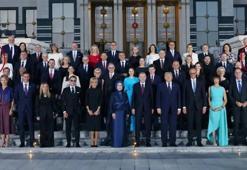 Bir ülkeden iki lider! Ayrı uçaklarla geldiler, aile fotoğrafının iki ayrı ucunda konumlandılar... NATO Zirvesi'nde dikkat çeken detay