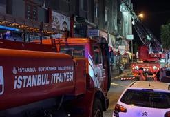 Küçükçekmece'de çıkan yangında 4 iş yerinde hasar oluştu