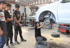 Motor söküyor, şanzıman indiriyor! 'Sanayi prensesi' 5 çırağa ustalık yapıyor