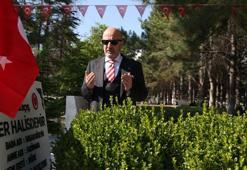 Emekli Korgeneral Zekai Aksakallı, şehit Ömer Halisdemir'in mezarını ziyaret etti