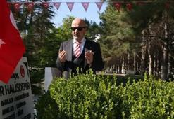 Emekli Korgeneral Zekai Aksakallı, şehit Ömer Halisdemir'in mezarını ziyaret etti