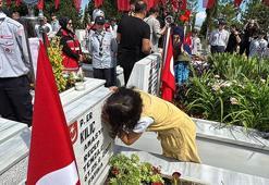 15 Temmuz töreninde duygulandıran an! Hiç görmediği şehit dayısının fotoğrafını öptü