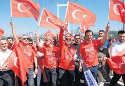 15 Temmuz demokrasi ve şehitleri anma yürüyüşü: Aynı köprüde aynı ruhla