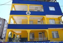 Hatay'da Fenerbahçe apartmanı! 3 katlı binayı baştan aşağı sarı-laciverte boyadılar
