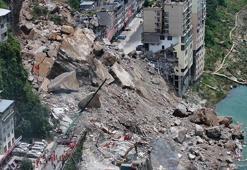 Çin'de heyelan faciası! Dehşet anı kamerada: Çok sayıda kişi toprak altında kaldı