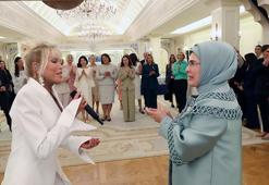 Süperstar Ajda Pekkan şarkılarını First Lady'ler için söyledi