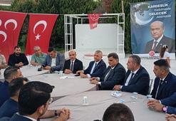 İzmir'de MHP'ye katılan 350 kişiye rozet takıldı