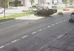 Refüjdeki ağaçlara ve aydınlatma direğine çarpan otomobil takla attı