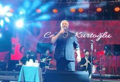50 bin kişi akın etti! Cengiz Kurtoğlu Gediz'i salladı