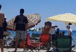 Kendi şemsiyesini açmak istedi, plaj savaş alanına döndü! O anlar kamerada