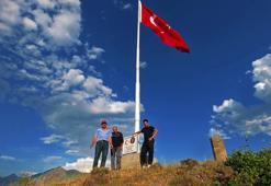 Erzurum'da duygulandıran vefa! Şehit öğretmen Neşe Alten için 1215 rakımlı tepeye dev Türk bayrağı dikildi