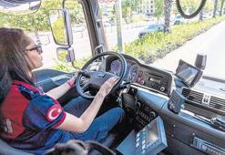 Yangınlara korkusuzca yetişiyor