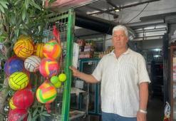 Kapısından giren yıllar öncesine dönüyor! İzmir'deki bakkalda 90'lı yılların unutulan ürünleri raflarda