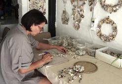 Çocukluk tutkusu emeklilikte kazanca dönüştü! Evinin çatı katında deniz kabuklarıyla adeta sanat üretiyor