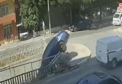 Pendik'te otomobilin dereye uçtuğu kaza kameralara yansıdı
