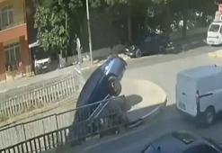 Pendik'te otomobilin dereye uçtuğu kaza kameralara yansıdı