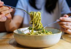 Pesto soslu makarnanın lezzetini arşa çıkarıyor! Tok tutan malzeme
