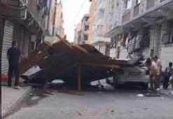 Fırtına az daha can alıyordu! Çocuklar uçan çatının altında kalmaktan son anda kurtuldu