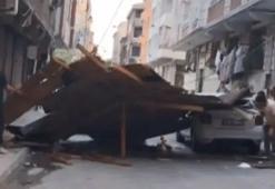 Fırtına az daha can alıyordu! Çocuklar uçan çatının altında kalmaktan son anda kurtuldu